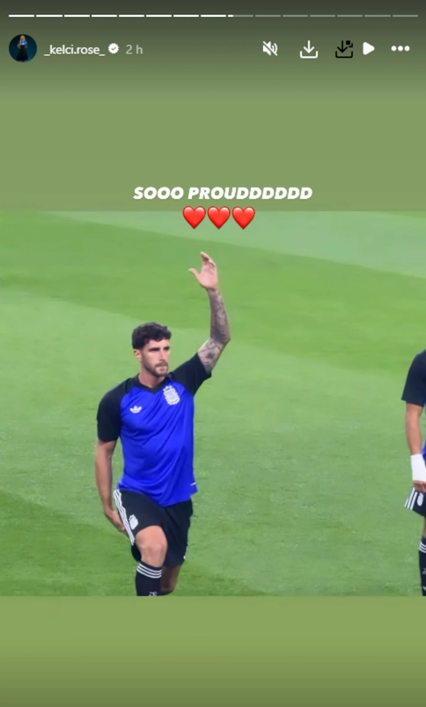 Marcos Senesi saluda al público durante su debut con la Selección argentina en el Mundial 2026