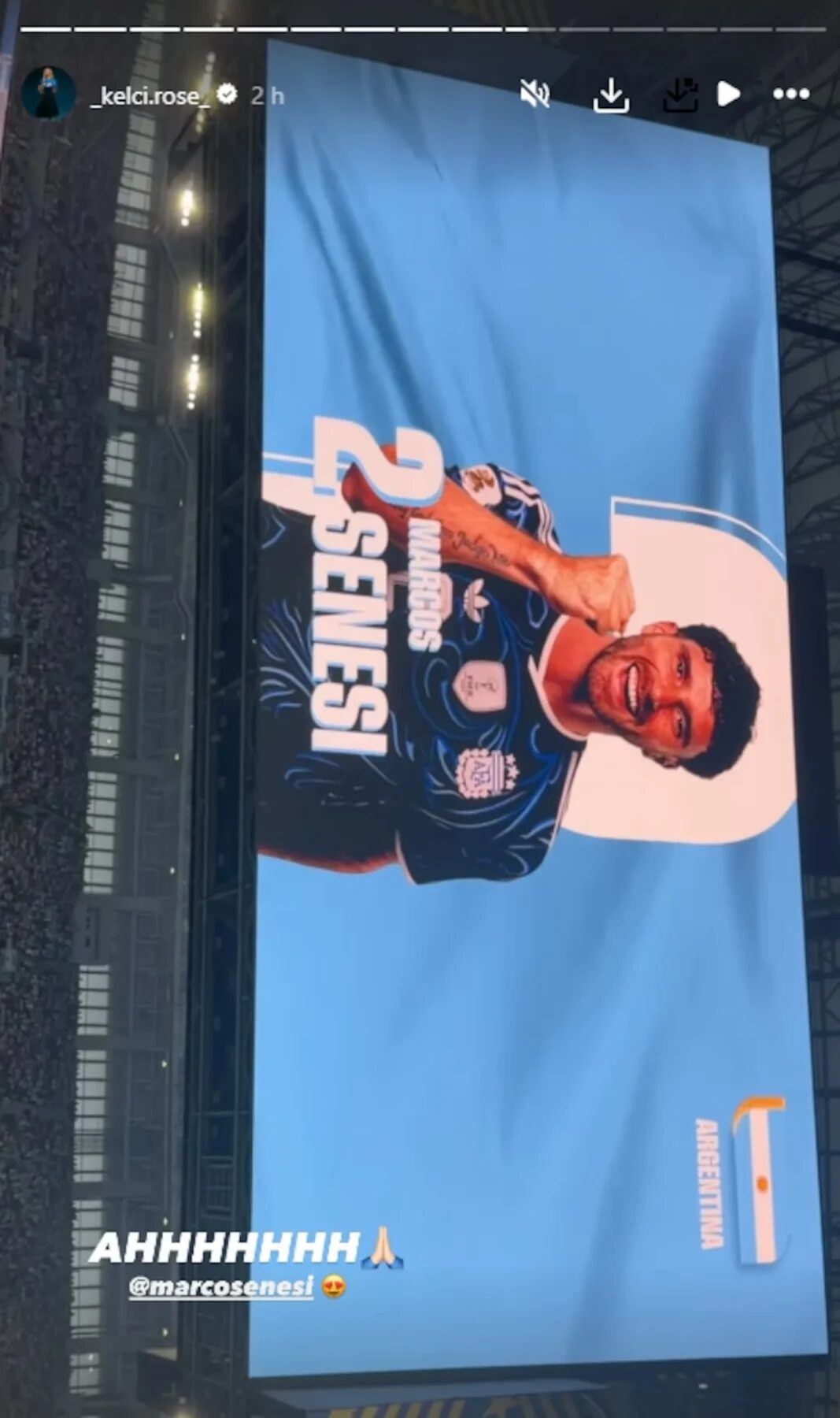 Cartel con la imagen de Marcos Senesi en su debut con la Selección argentina durante el Mundial 2026
