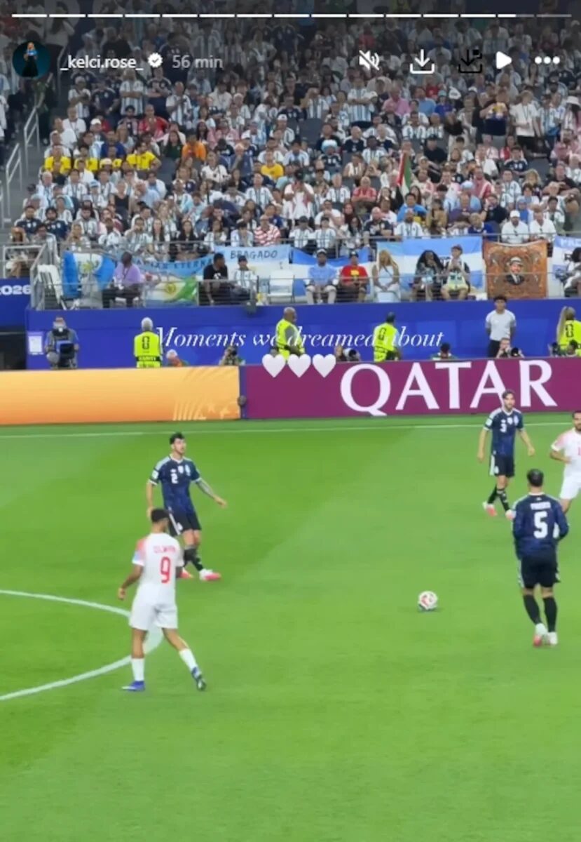 Kelci Rose Bowers apoyando a Marcos Senesi desde las tribunas durante el partido de la Selección argentina contra Jordania