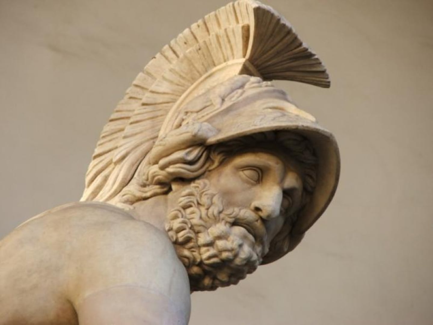 Escultura de Alejandro Magno con casco y expresión decidida