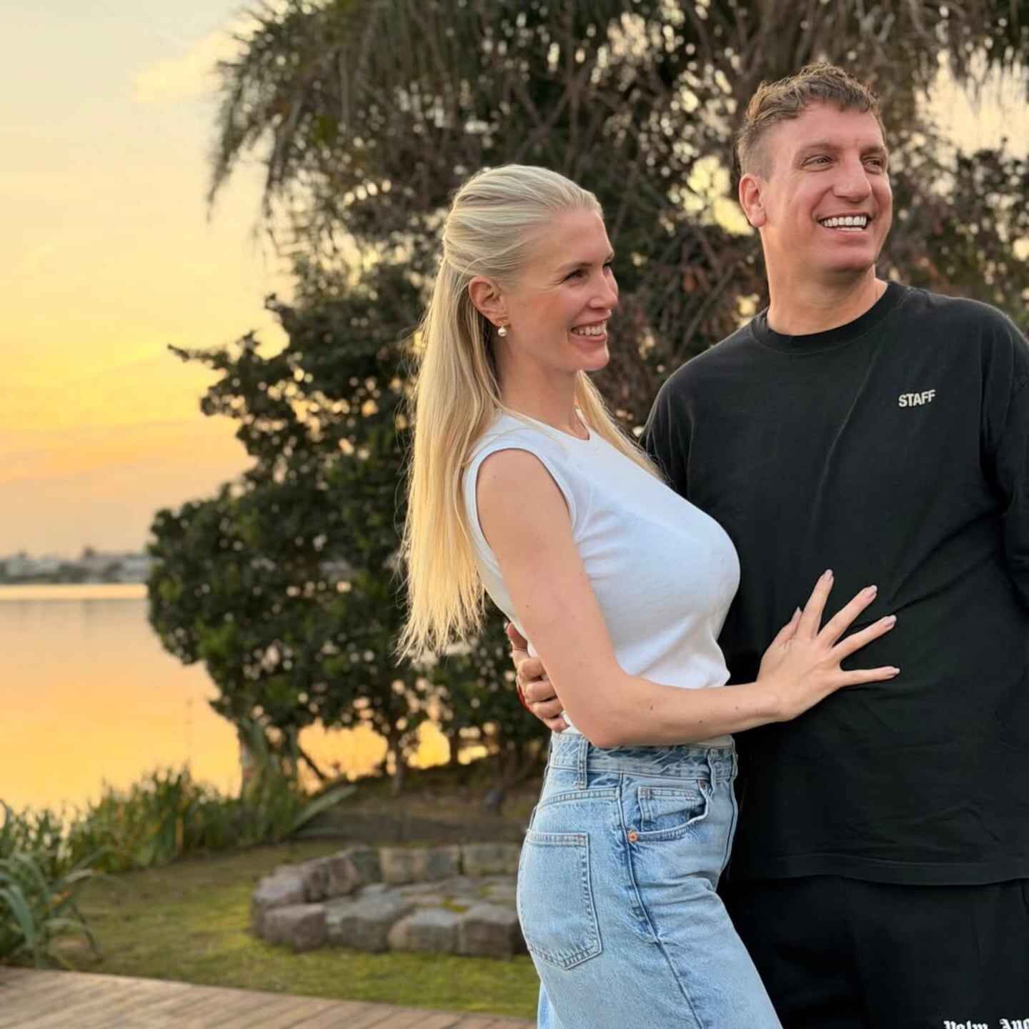 Maxi López y Daniela Christiansson posando juntos al atardecer en Nordelta