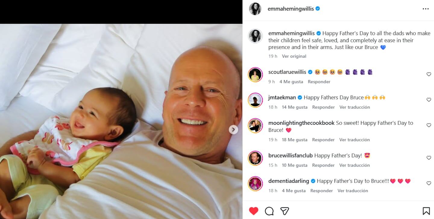 Bruce Willis sonríe mientras sostiene a su hija pequeña en el Día del Padre