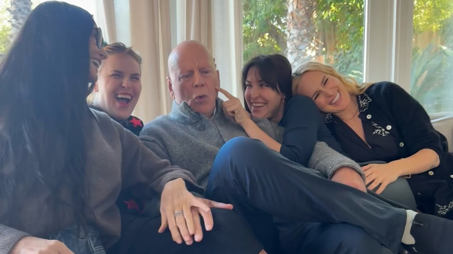 Bruce Willis rodeado de su familia en una celebración del Día del Padre