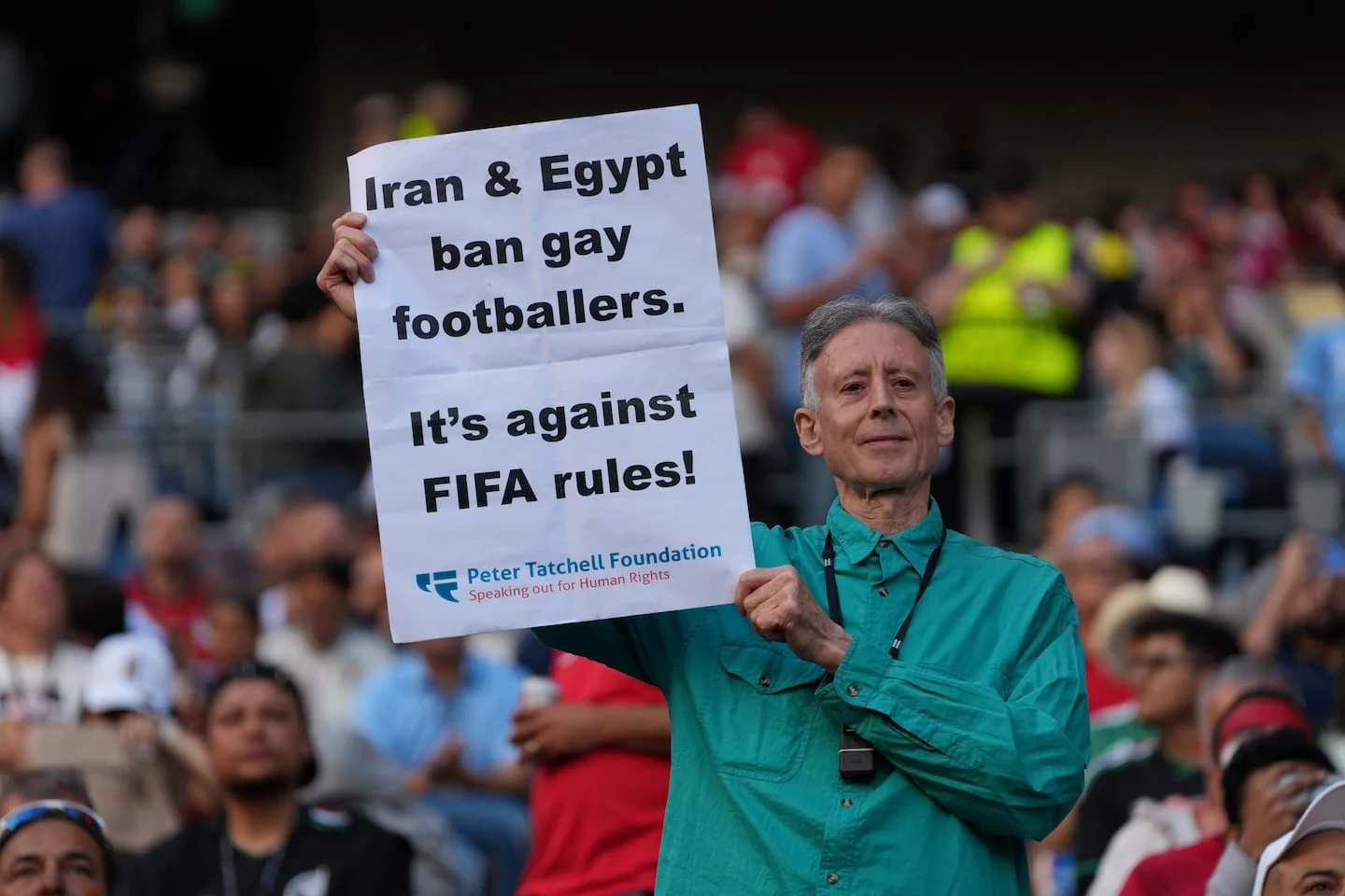 Hombre sostiene un cartel en un estadio durante el Mundial 2026