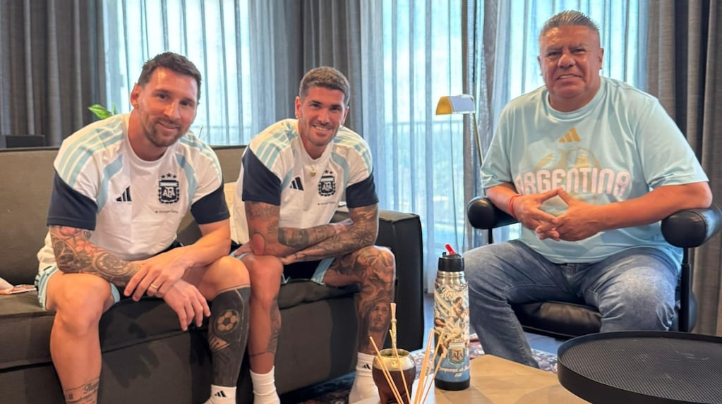 Foto cábala de Tapia, Messi y De Paul