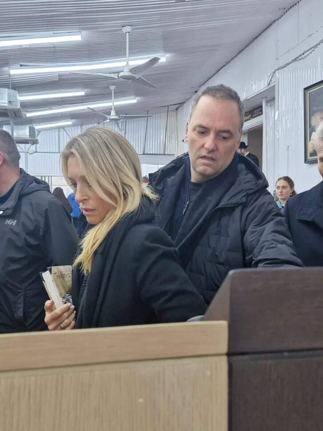 Manuel Adorni y otros funcionarios en un evento público