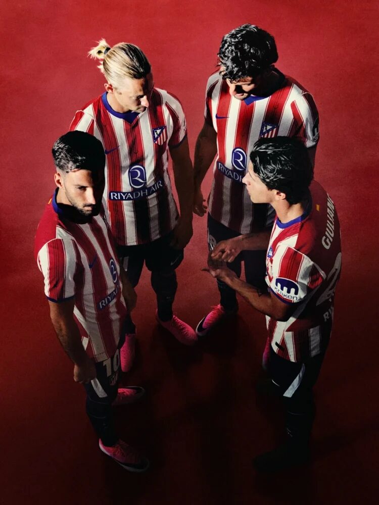 Jugadores del Atlético de Madrid en la presentación de la nueva camiseta, excluyendo a Julián Álvarez