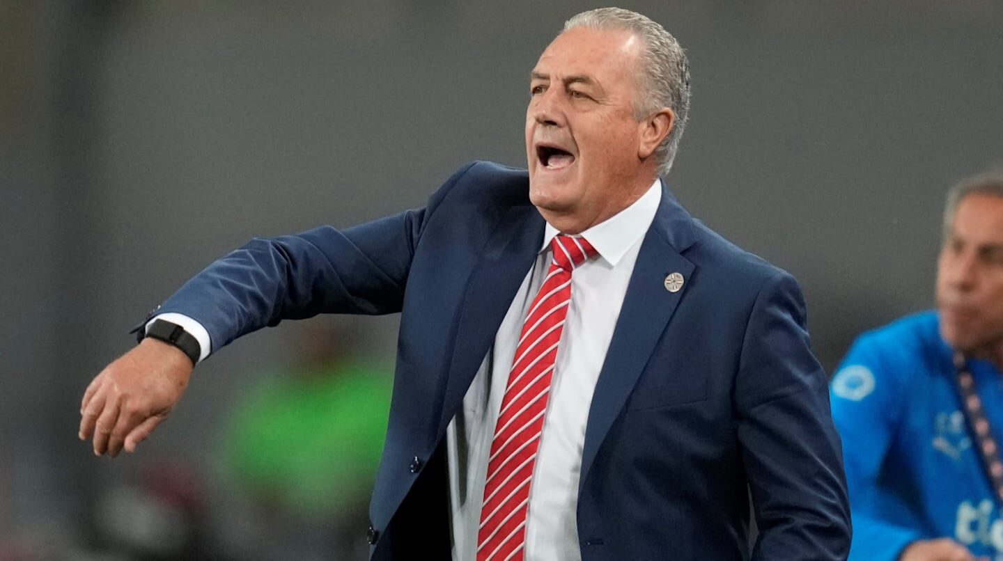 Gustavo Alfaro dirigiendo a la selección de Paraguay durante el Mundial 2026