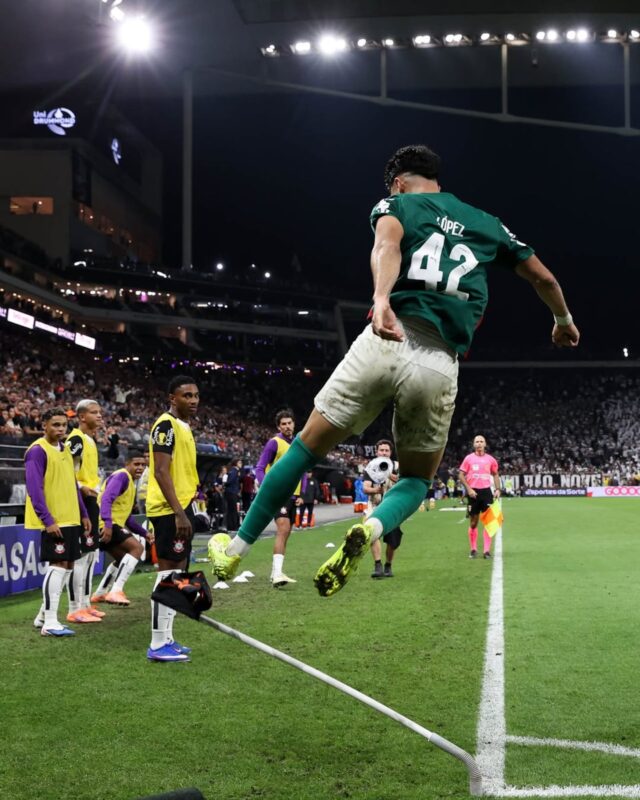 José Manuel López saltando para realizar un saque de esquina durante un partido con Palmeiras