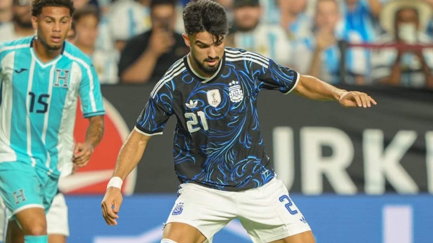 José Manuel López en acción durante un partido de fútbol con la selección argentina