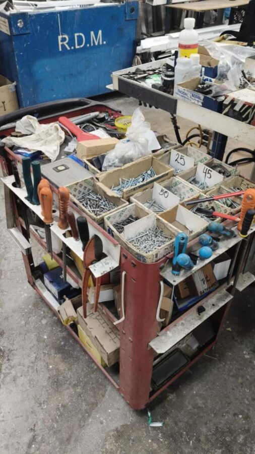 Carro de herramientas con tornillos y utensilios de carpintería de aluminio
