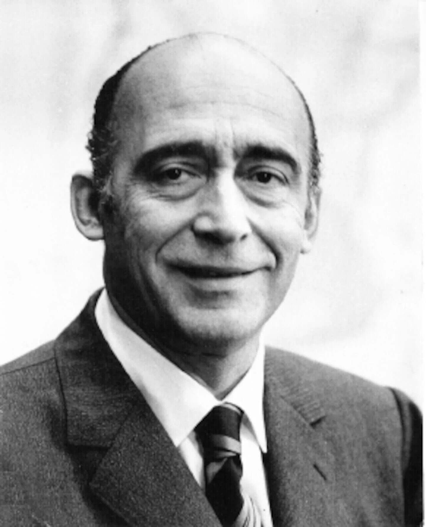 Retrato en blanco y negro de un hombre con traje y corbata