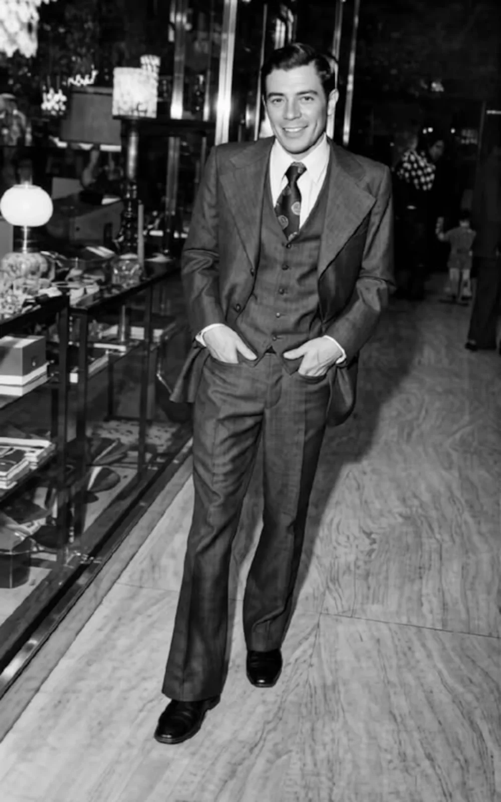 Hombre vestido con traje elegante en un entorno de lujo