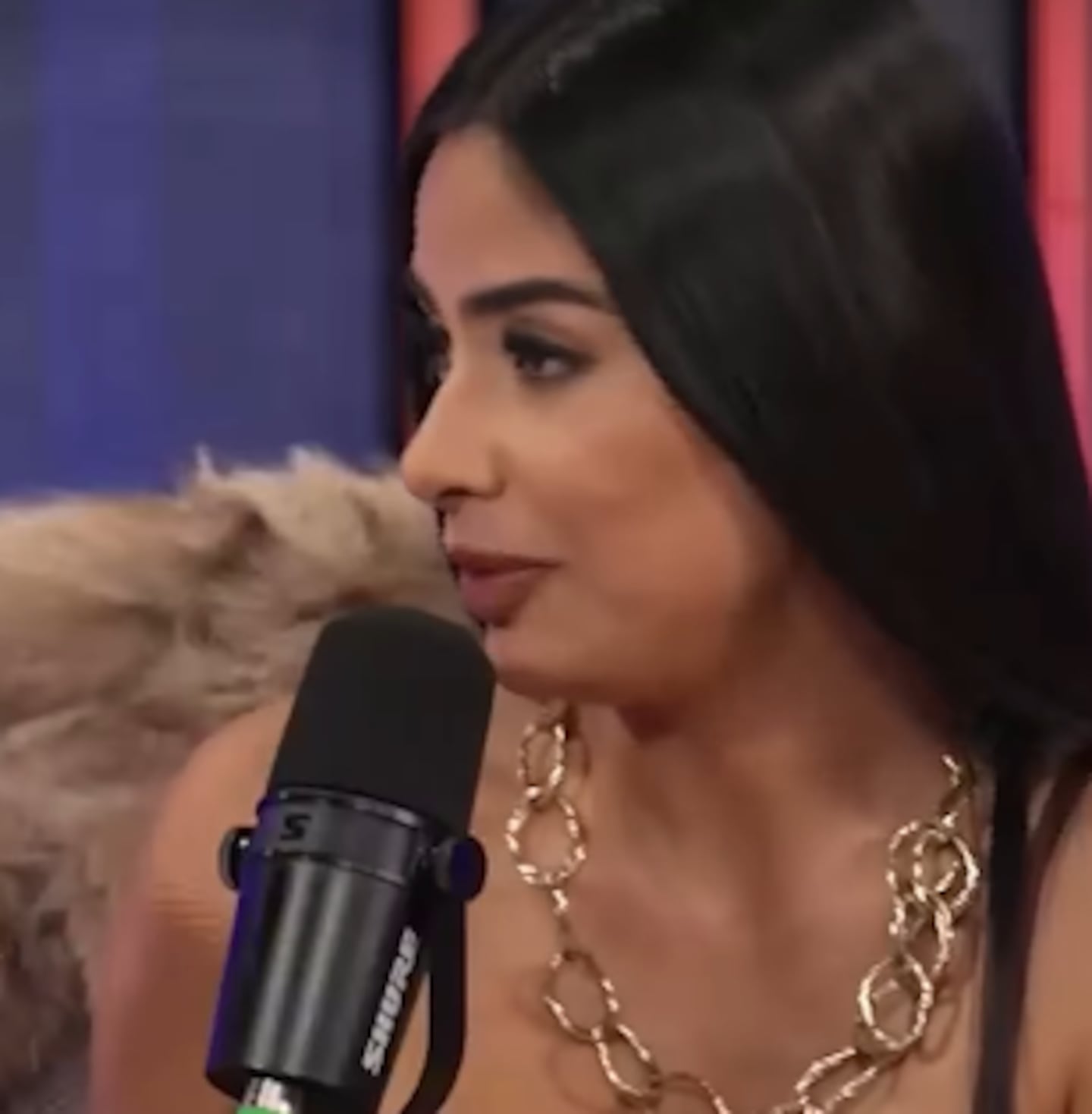 Daniela Celis durante una charla en vivo con un micrófono en mano