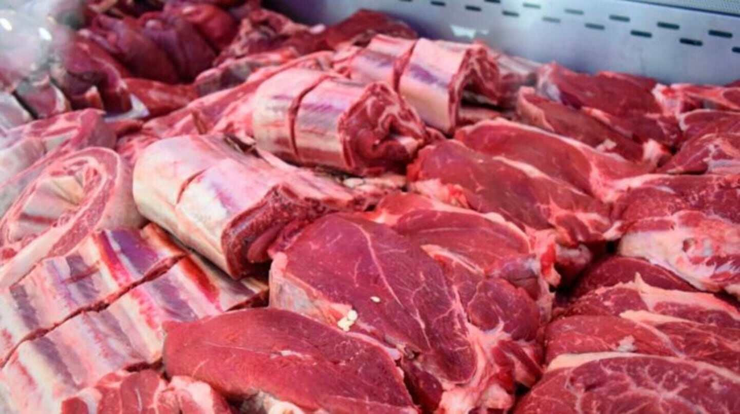 Carnes frescas exhibidas en un mercado argentino