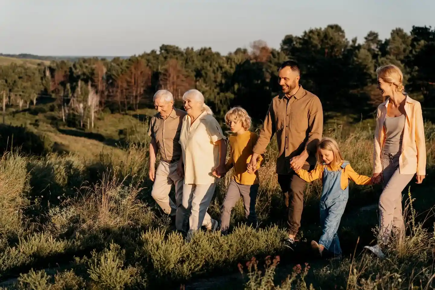 Familia caminando por un paisaje natural