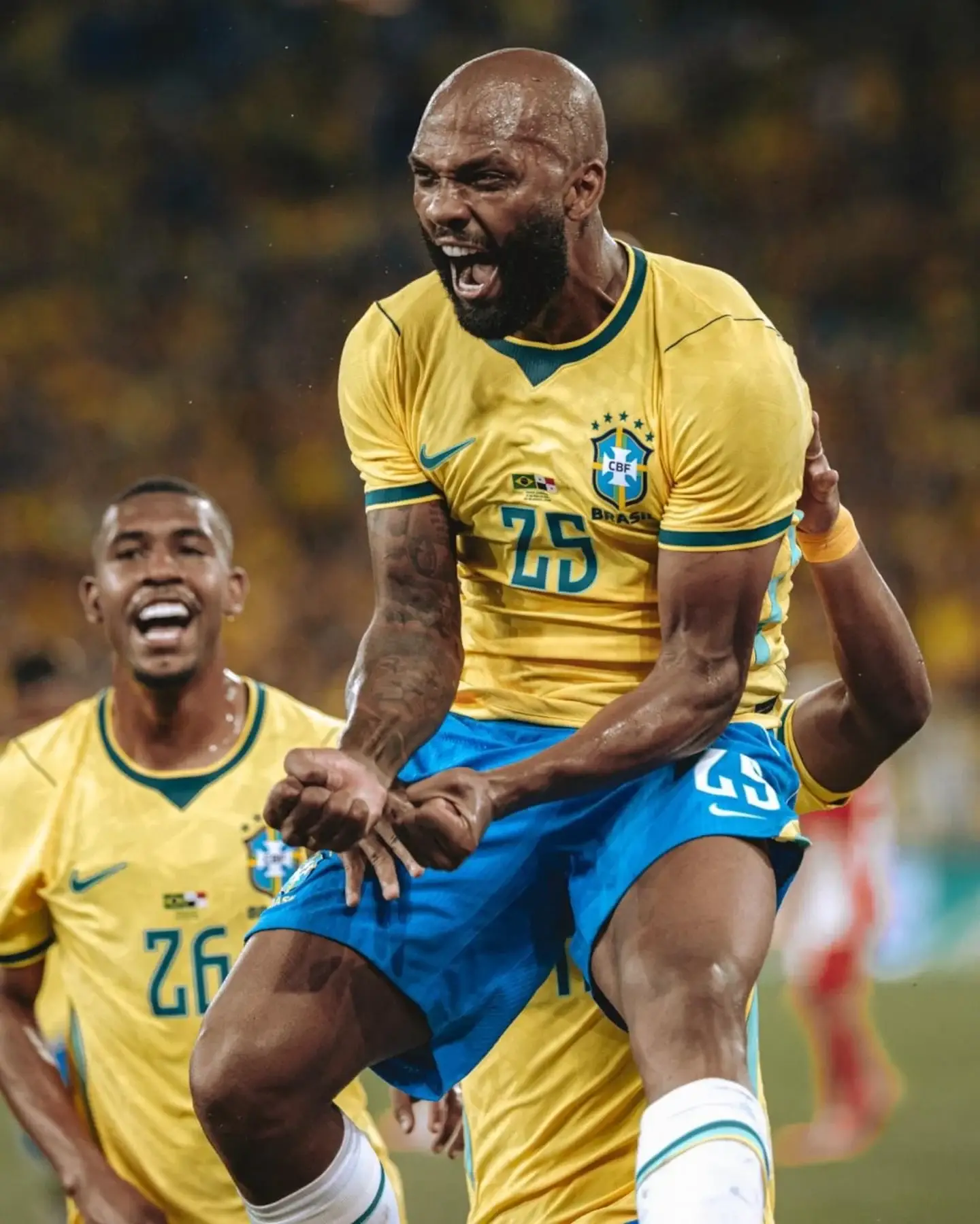 Igor Thiago celebra un gol con la selección brasileña durante un partido de fútbol