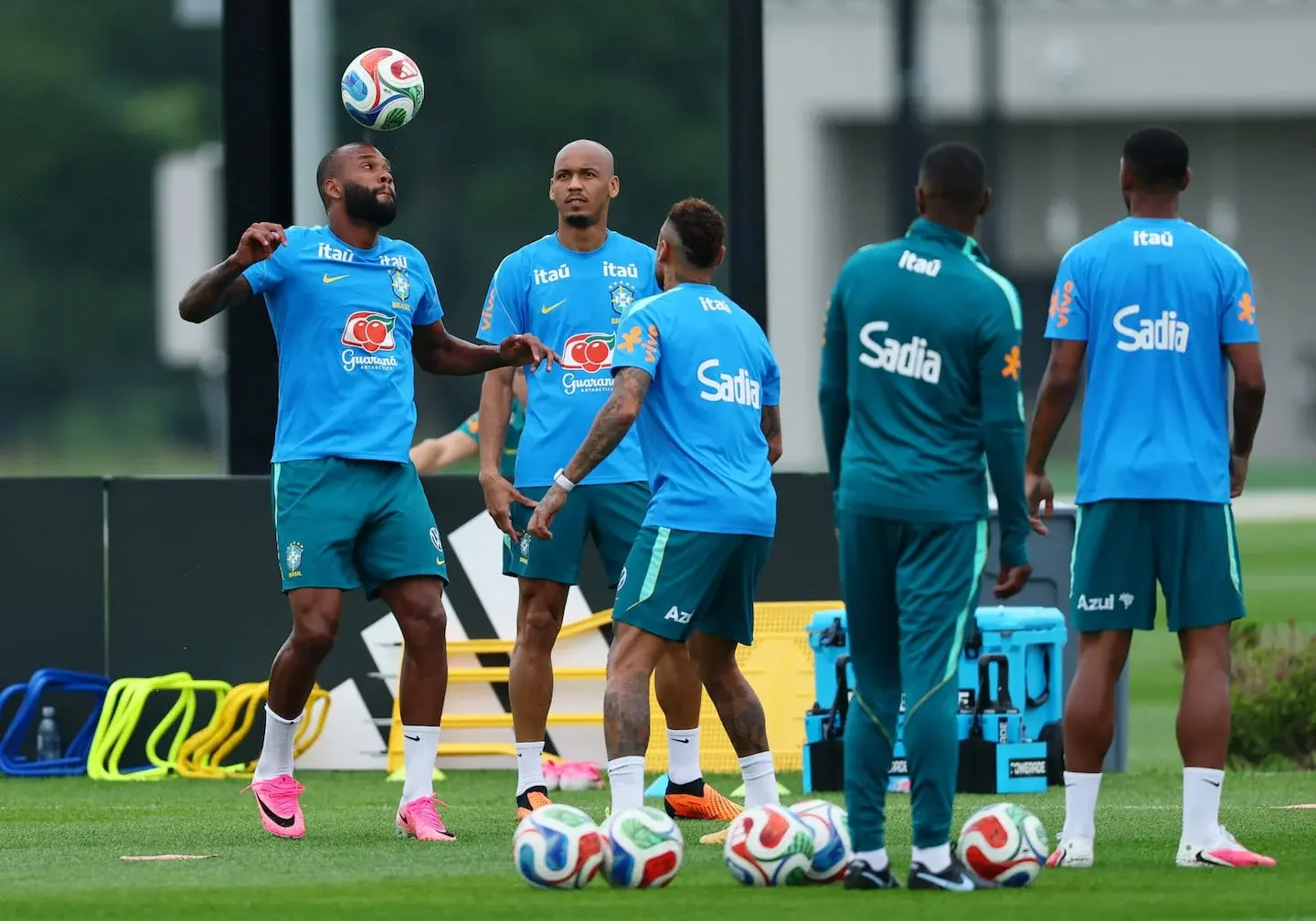 Jugadores de la selección brasileña de fútbol entrenando en una sesión de práctica