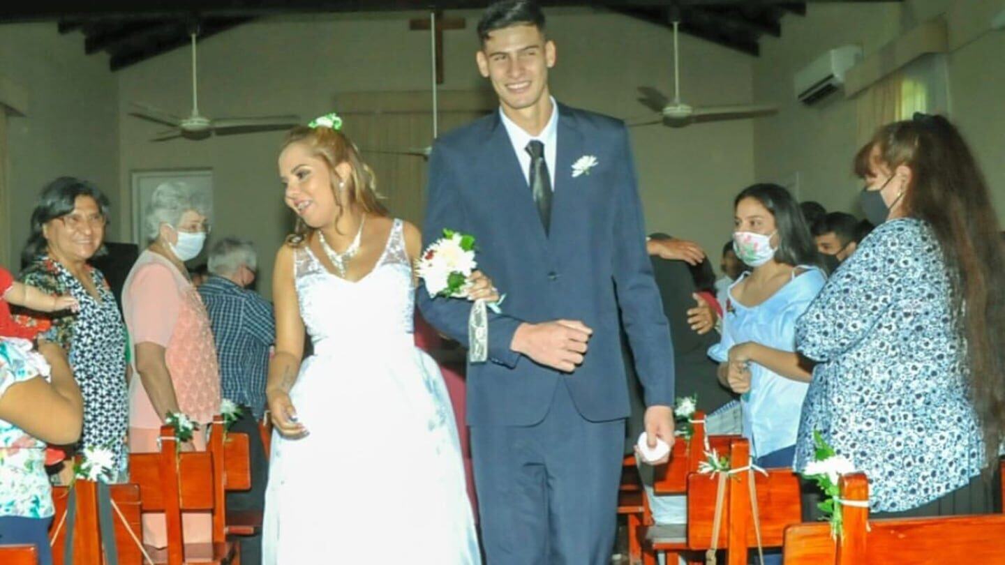 Orlando Gill y su pareja en una ceremonia de boda rodeados de familiares y amigos