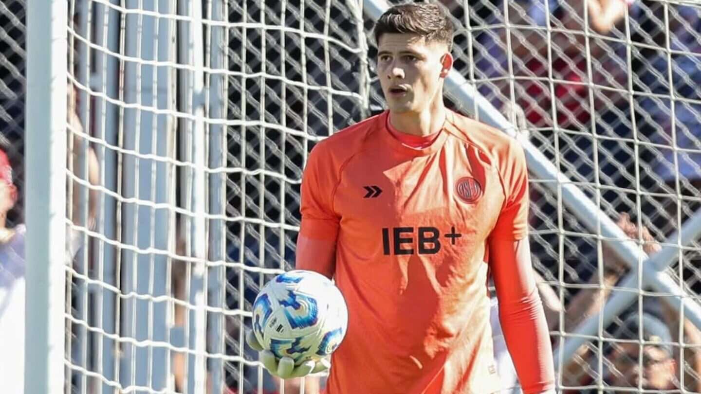Orlando Gill, arquero de Paraguay, sosteniendo un balón en el campo de fútbol