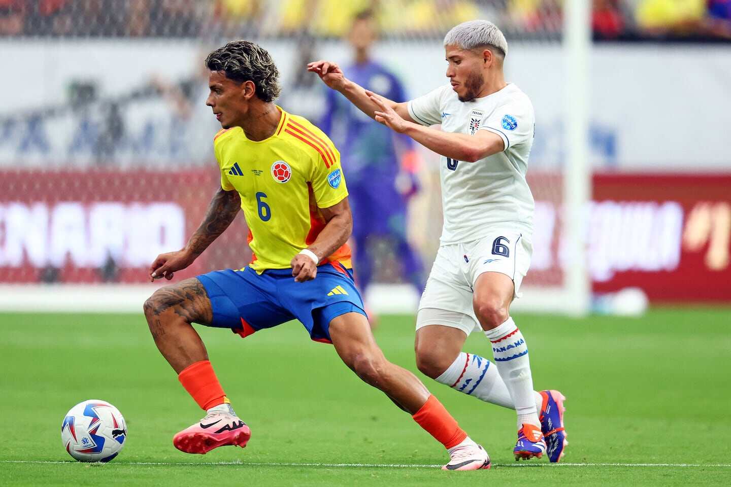Richard Ríos, mediocampista colombiano, driblando a un oponente durante un partido del Mundial 2026