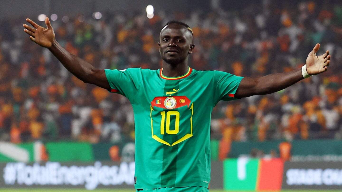 Sadio Mané celebrando con la camiseta de la selección de Senegal en un partido de fútbol