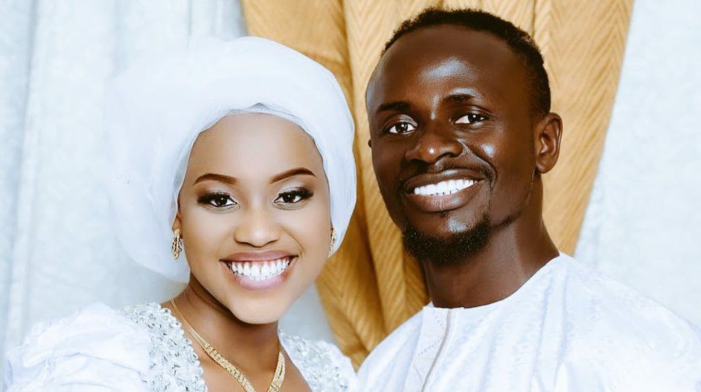 Sadio Mané sonríe junto a una mujer en un evento formal