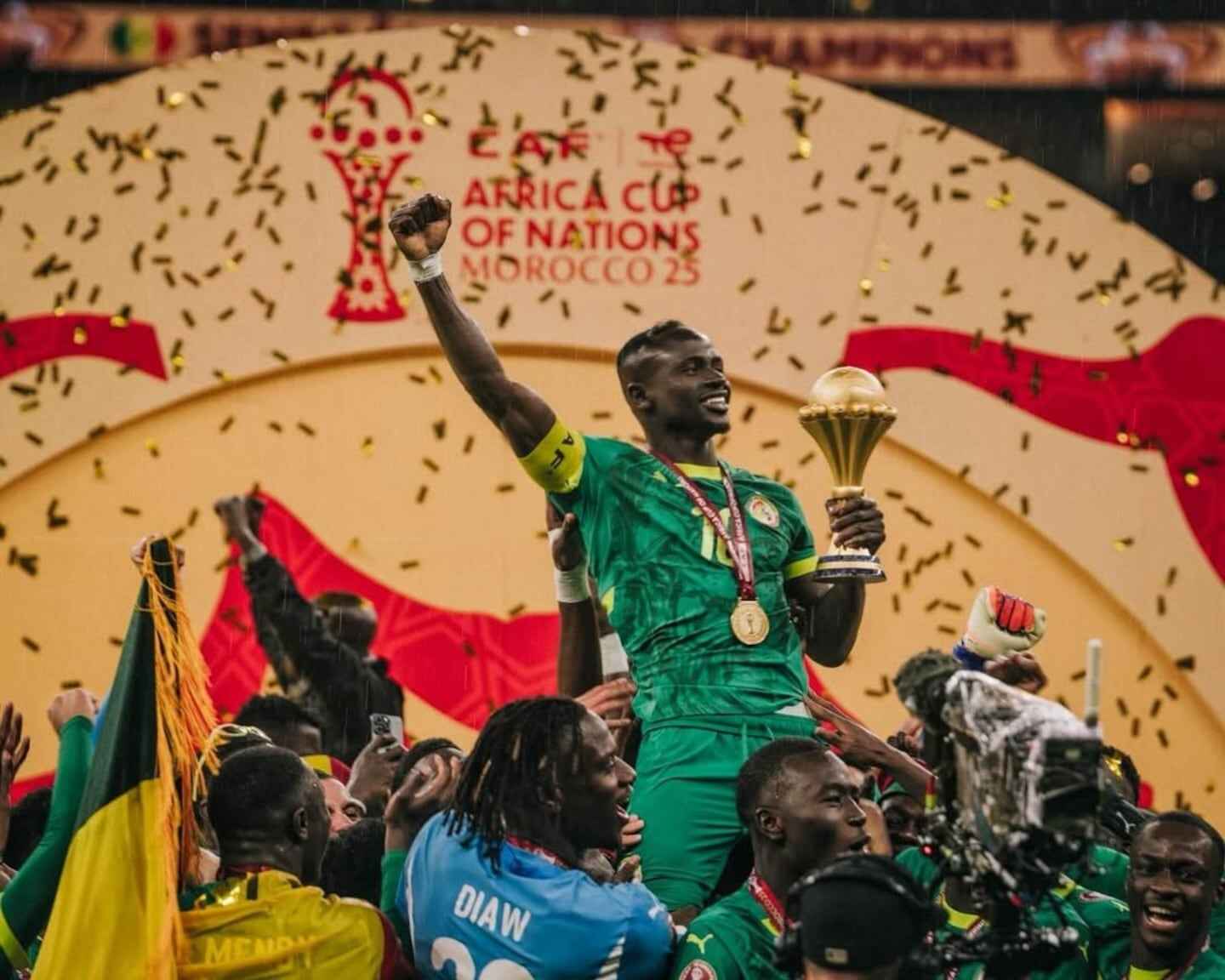 Sadio Mané levantando el trofeo de la Copa Africana de Naciones en Marruecos 2025