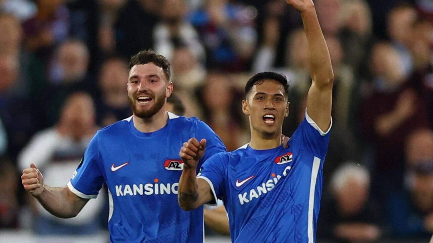 Tijjani Reijnders celebra un gol con su compañero en el AZ Alkmaar