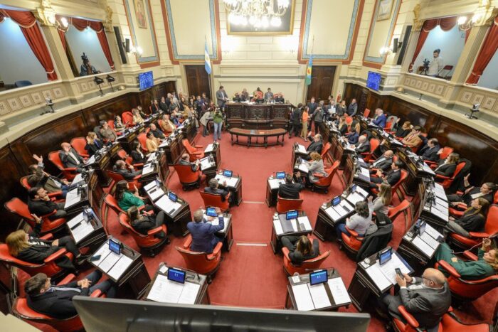 Vista general de la sesión del Senado bonaerense con senadores en sus asientos