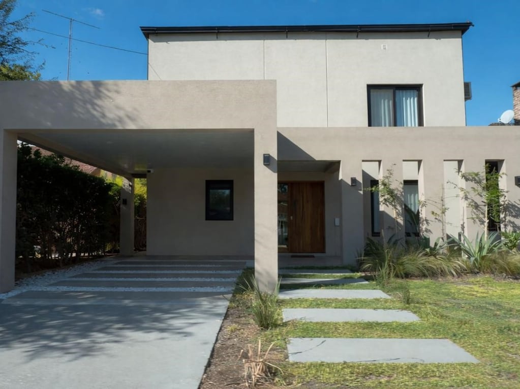 Fachada de una casa moderna en un country