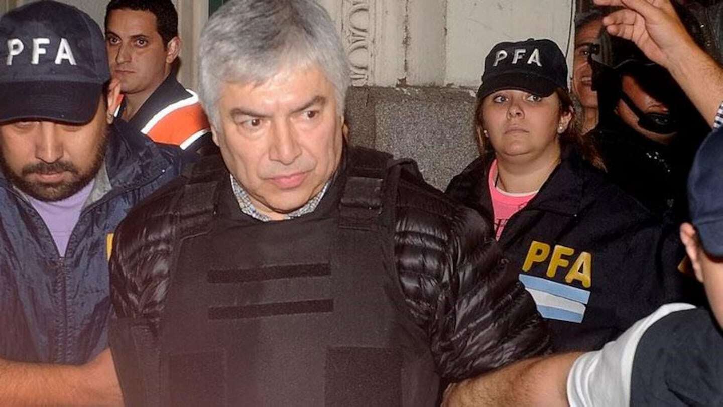 Lázaro Báez siendo trasladado por agentes de la PFA