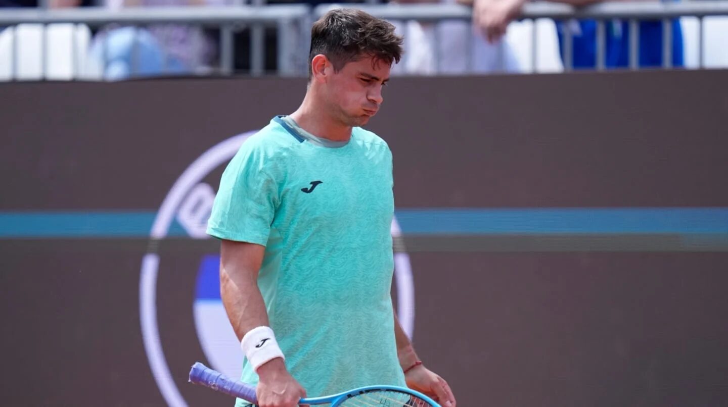 Francisco Cerúndolo en la cancha de Wimbledon durante un partido de tenis