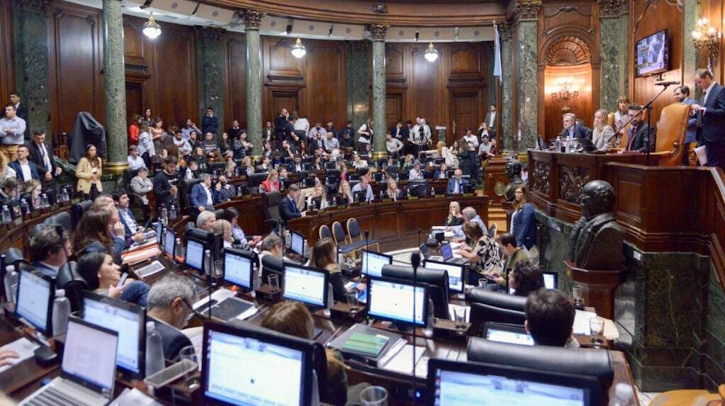 Sesión de la Legislatura porteña discutiendo proyectos clave