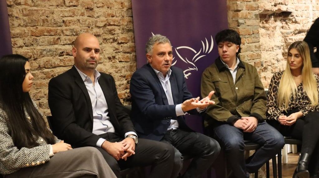 Jóvenes de La Libertad Avanza en un evento político