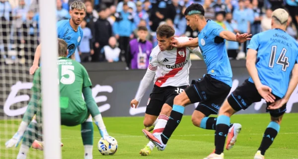 Jugadores de fútbol en acción durante un partido de la Liga Profesional