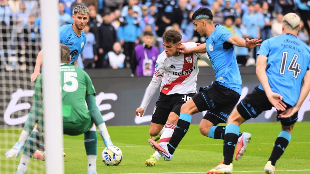 Jugadores de fútbol en acción durante un partido de la Liga Profesional