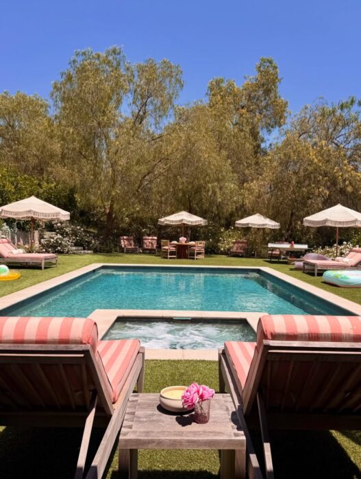 Piscina de la mansión de Jennifer Lopez en Hidden Hills, California, rodeada de áreas verdes y tumbonas