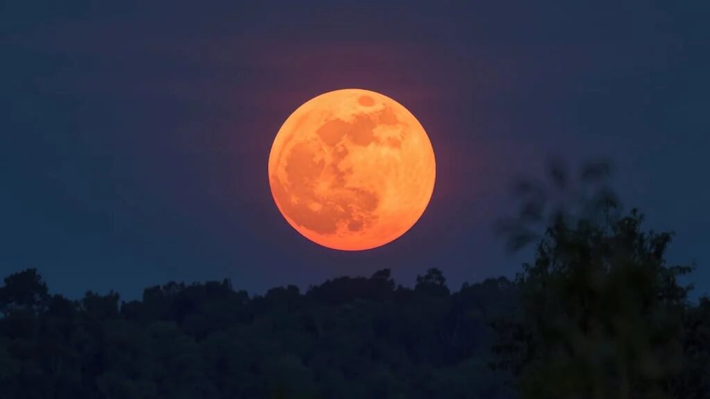 Luna de Fresa en el cielo