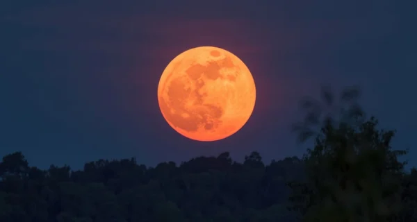 Luna de Fresa en el cielo
