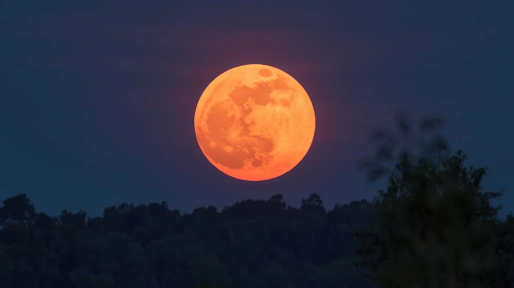Luna de Fresa en el cielo
