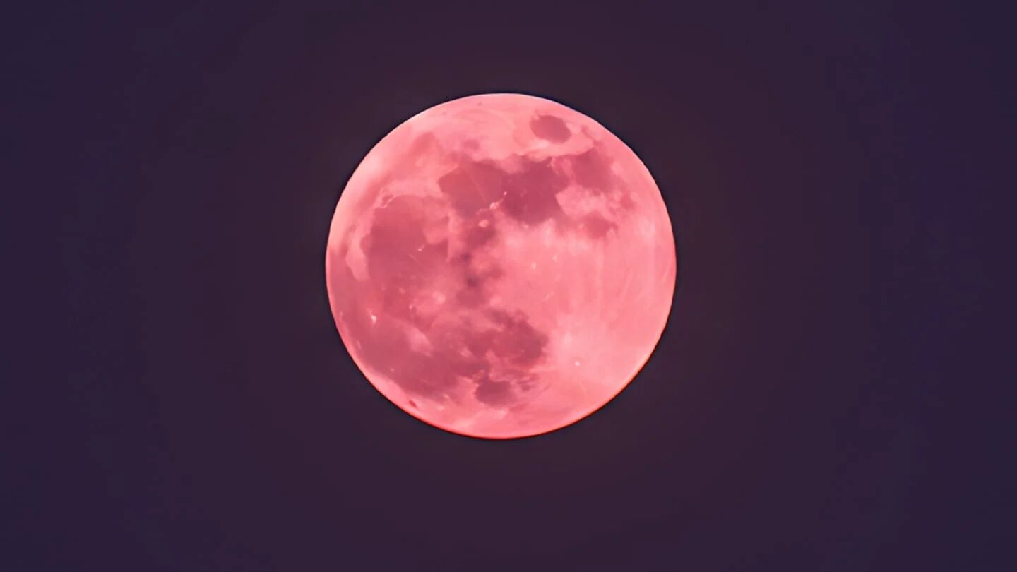 Luna de Fresa brillante en el cielo nocturno