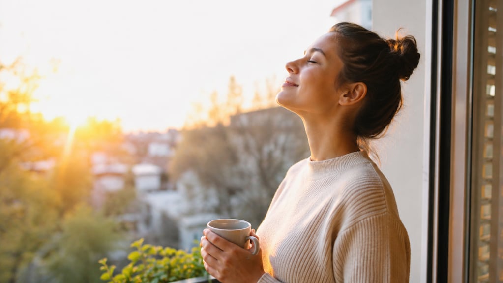 Persona disfrutando de la luz solar en la mañana