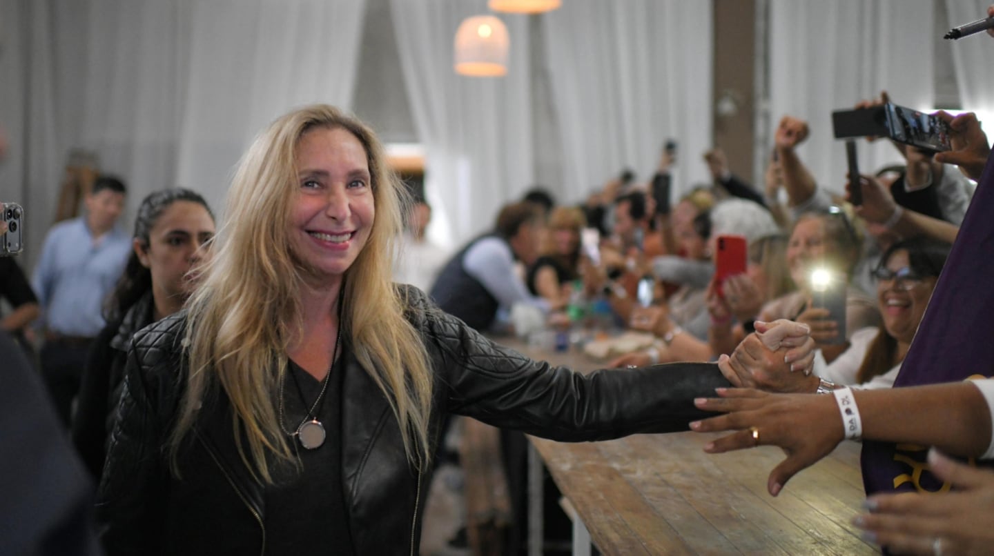 Diana De Stefani saludando a la multitud en un evento