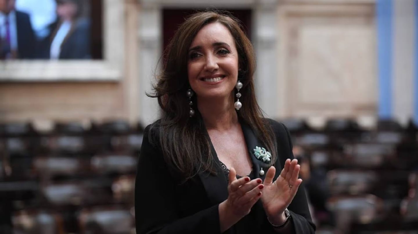 Victoria Villarruel aplaudiendo en el Congreso de Argentina
