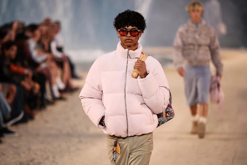 Desfile de moda en París durante ola de calor