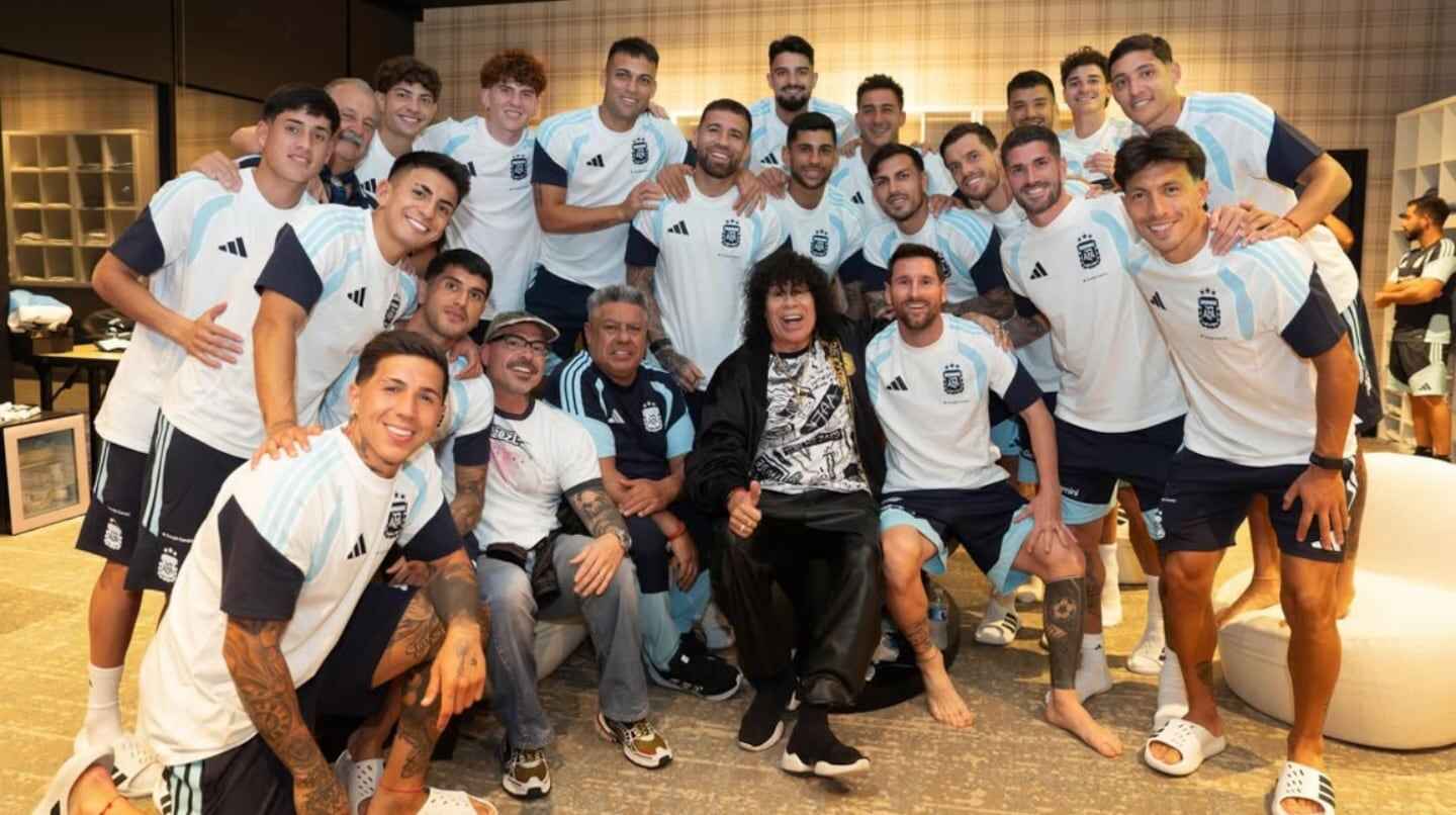 La Mona Jiménez rodeado de jugadores de la selección argentina en un ambiente festivo