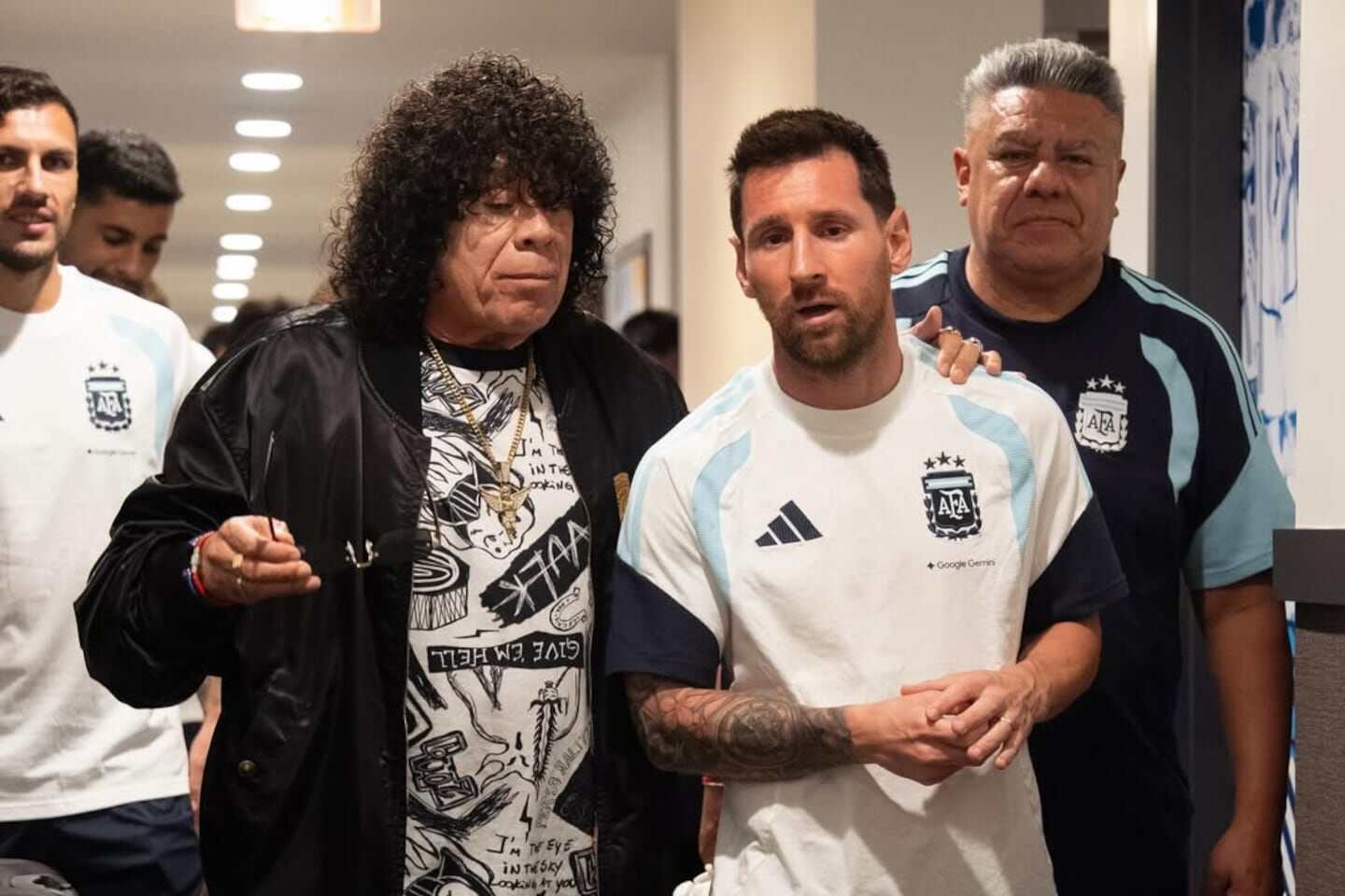 La Mona Jiménez y Lionel Messi caminando juntos en un pasillo en Dallas