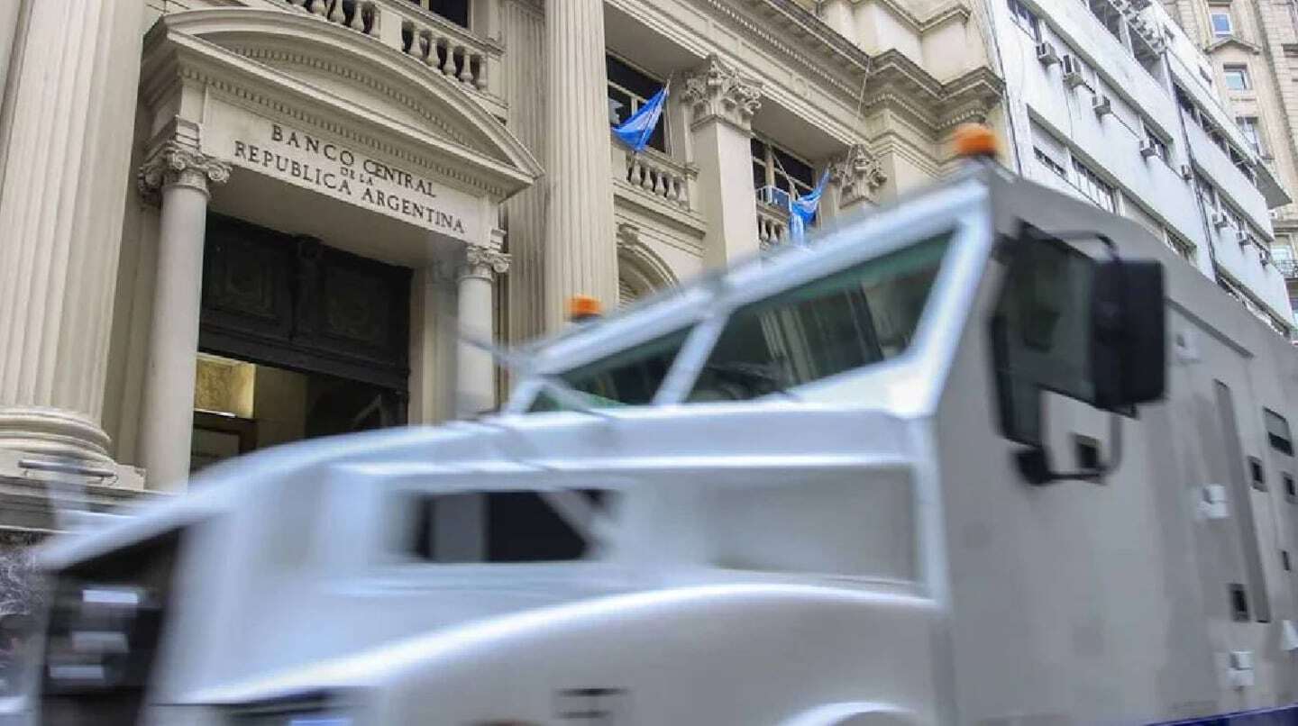 Camión de seguridad frente al Banco Central de Argentina
