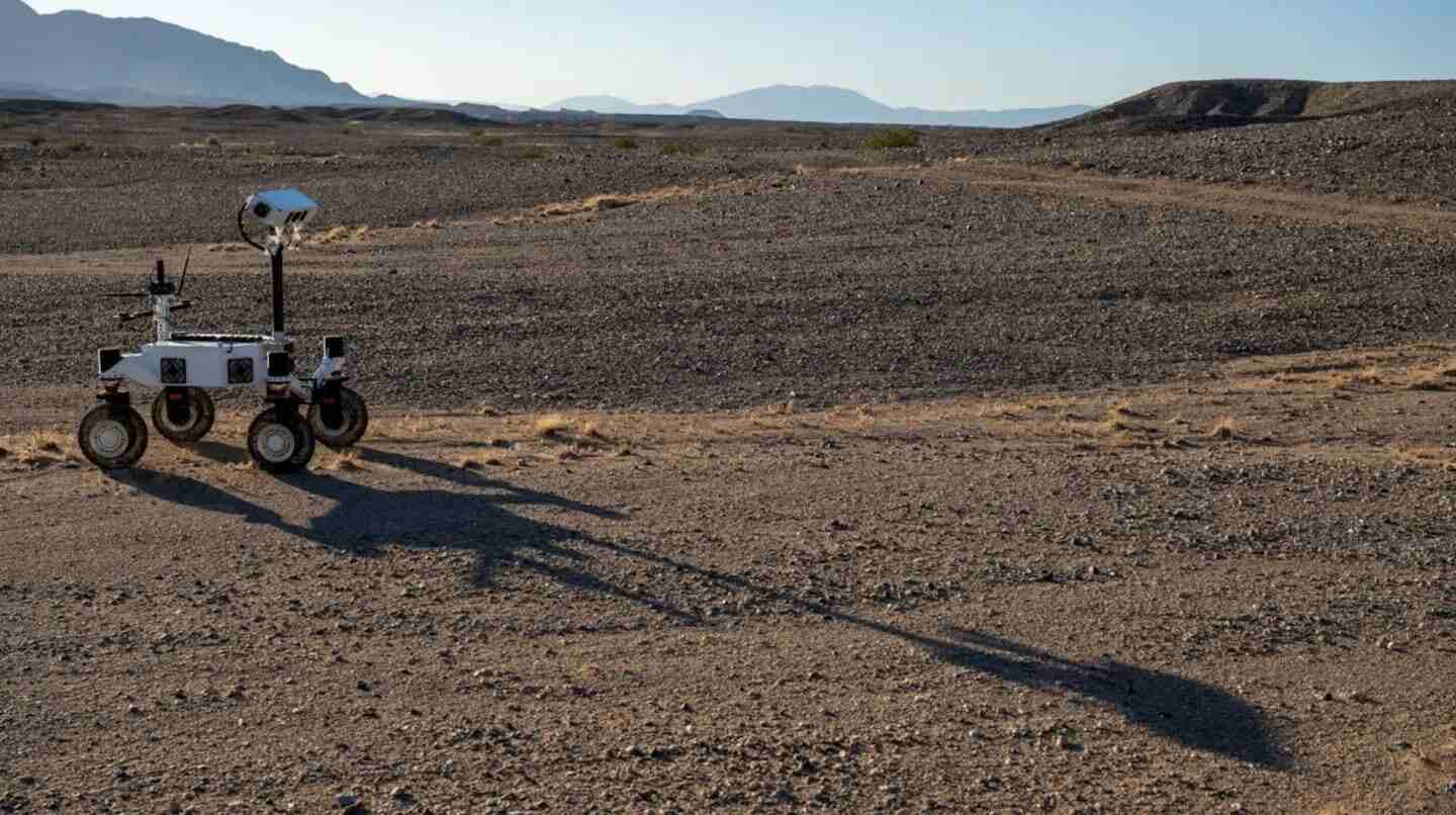 Rover Ernest de la NASA en el desierto de Colorado durante pruebas de exploración lunar y marciana